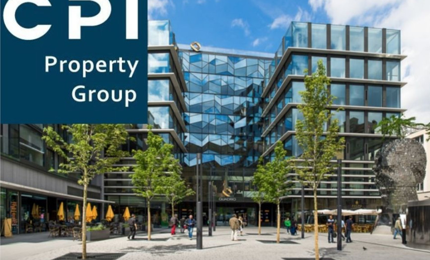 Budova Quadrio v Praze s logem CPI Property Group a lidmi na náměstí před objektem