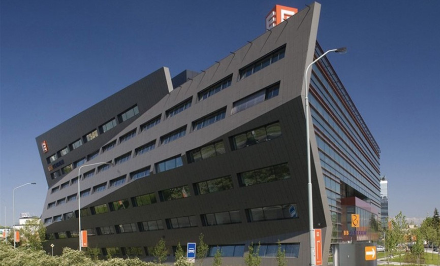 Moderní administrativní budova skupiny ČEZ s výrazně nakloněnou architekturou